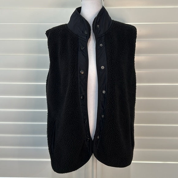 Lou & Grey Faux Fur Fleece Cozy Snap-Up Black Vest | Small - Picture 1 of 7